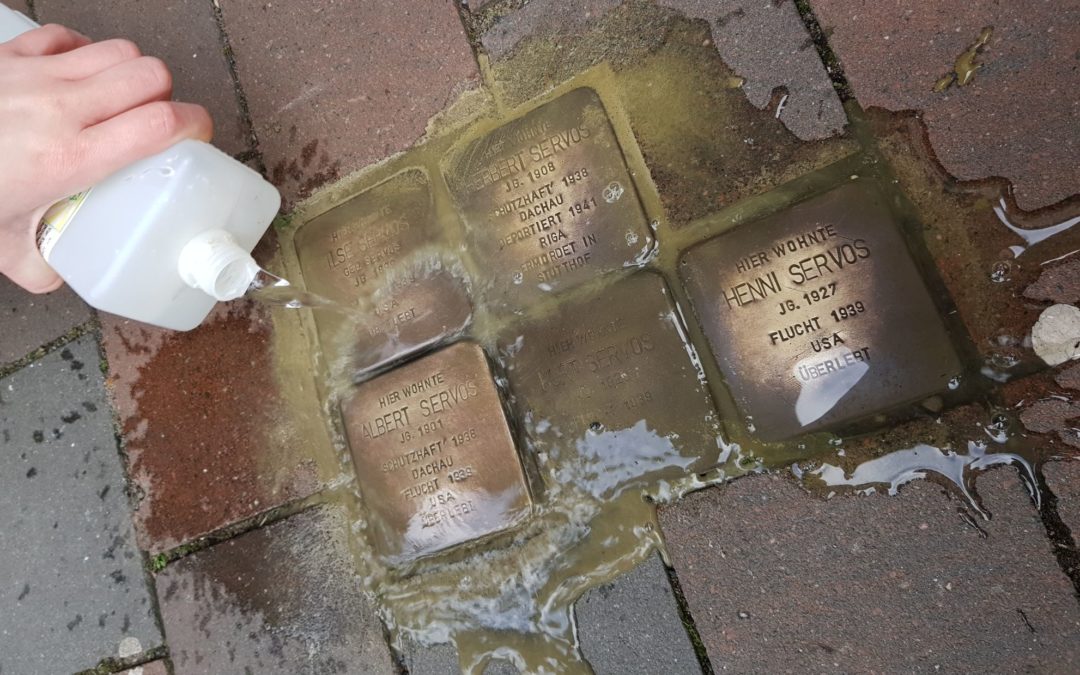 Wir waren die Stolpersteine putzen